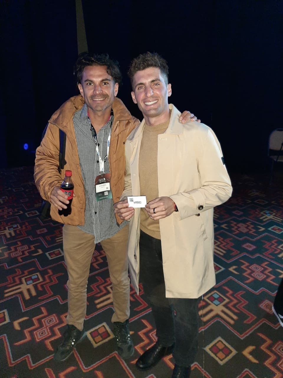 Kevin Benavides, campeón del Dakar, junto a un miembro del equipo de unBien.